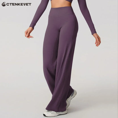 Legging de yoga sport décontracté Beauté & Santé, coupe évasée, tissu confortable, porté dans une pose de yoga.