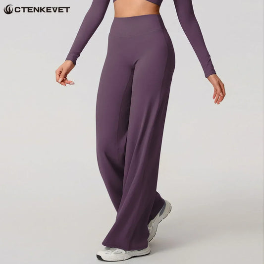 Legging de yoga sport décontracté Beauté & Santé, coupe évasée, tissu confortable, porté dans une pose de yoga.