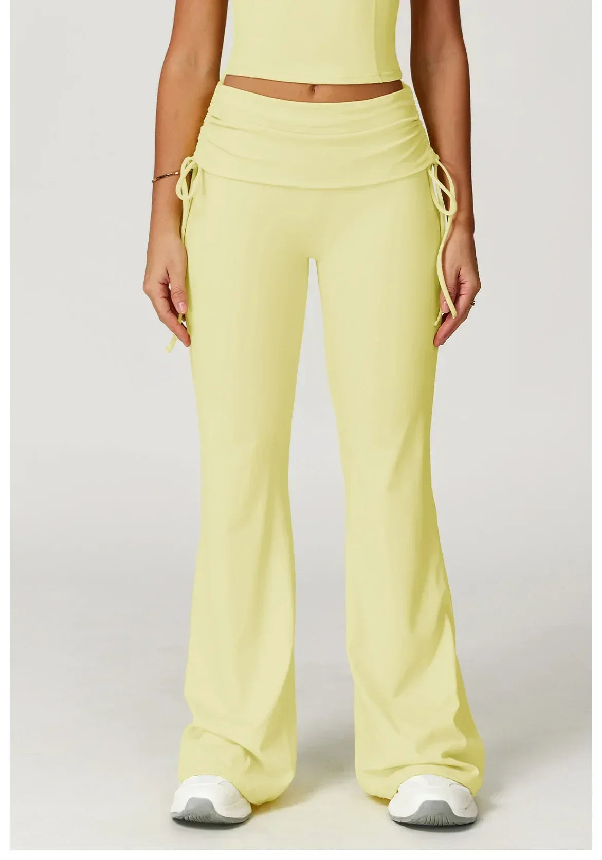 Legging évasé de sport Beauté & Santé avec cordon de serrage, couleur jaune, vue frontale.