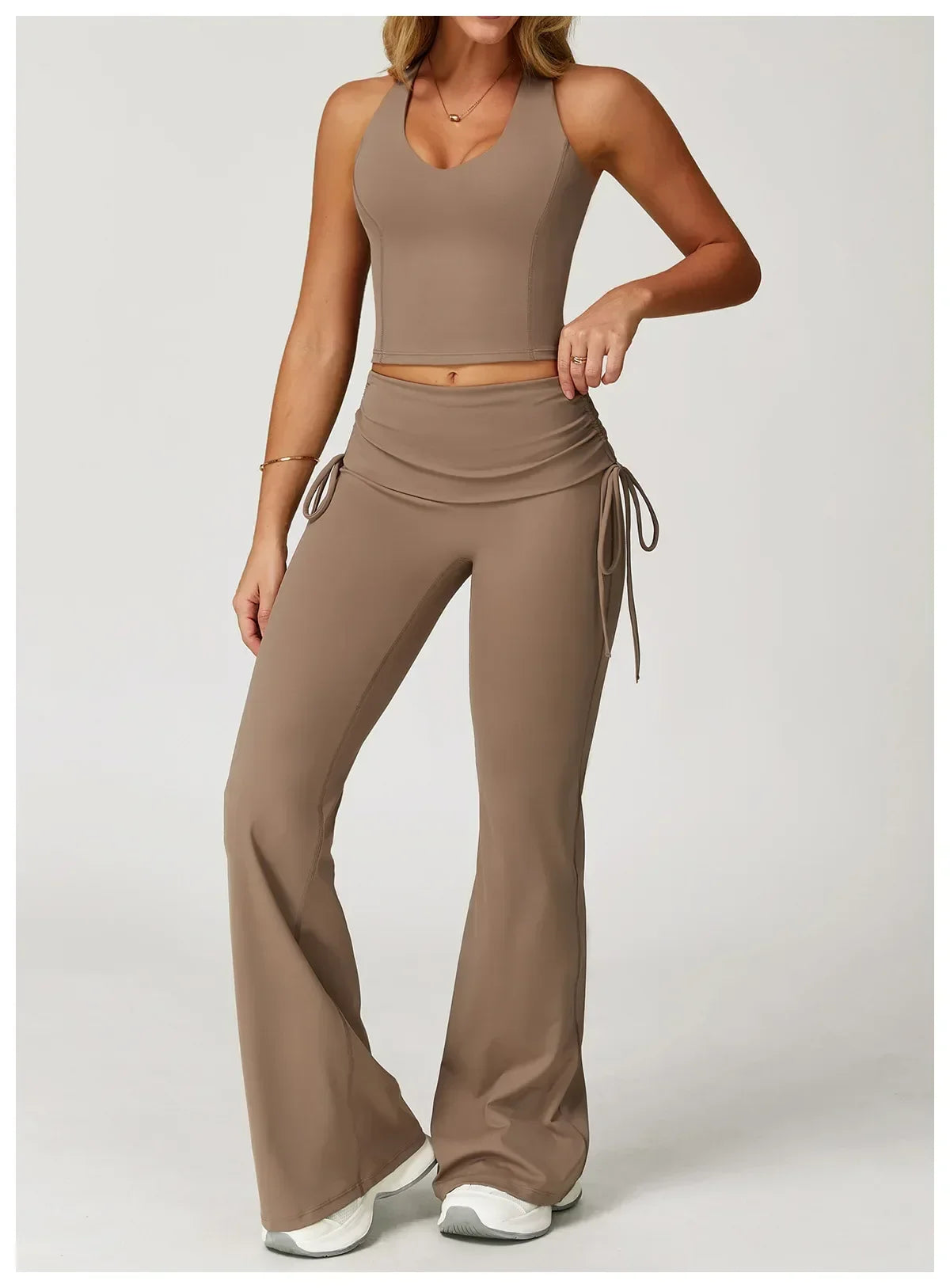 Legging évasé de sport Beauté & Santé avec cordon de serrage marron, coupe longue et confortable, vue de face.
