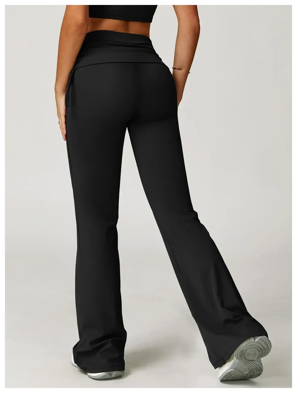 Legging évasé de sport Beauté & Santé avec cordon de serrage noir, vue arrière, tissu extensible pour entraînement et confort.