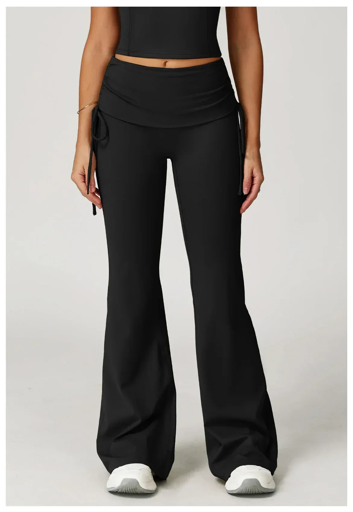 Legging évasé de sport Beauté & Santé avec cordon de serrage noir, vu de face, tissu extensible et confortable pour entraînement.