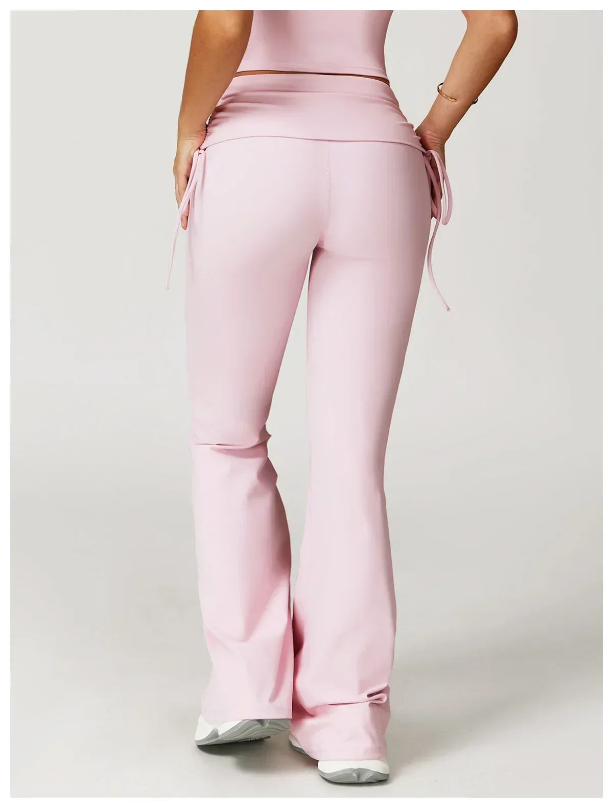 Legging évasé de sport rose avec cordon de serrage de la marque Beauté & Santé, vue de derrière.