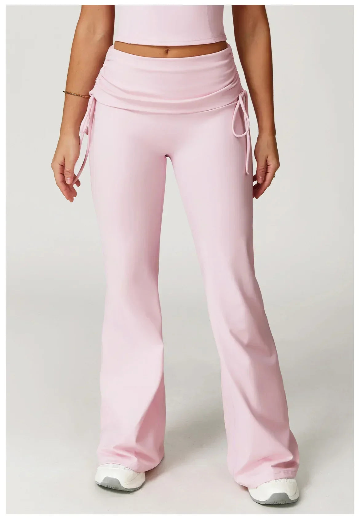 Legging évasé de sport Beauté & Santé avec cordon de serrage rose, tissu extensible et confortable pour l'entraînement.