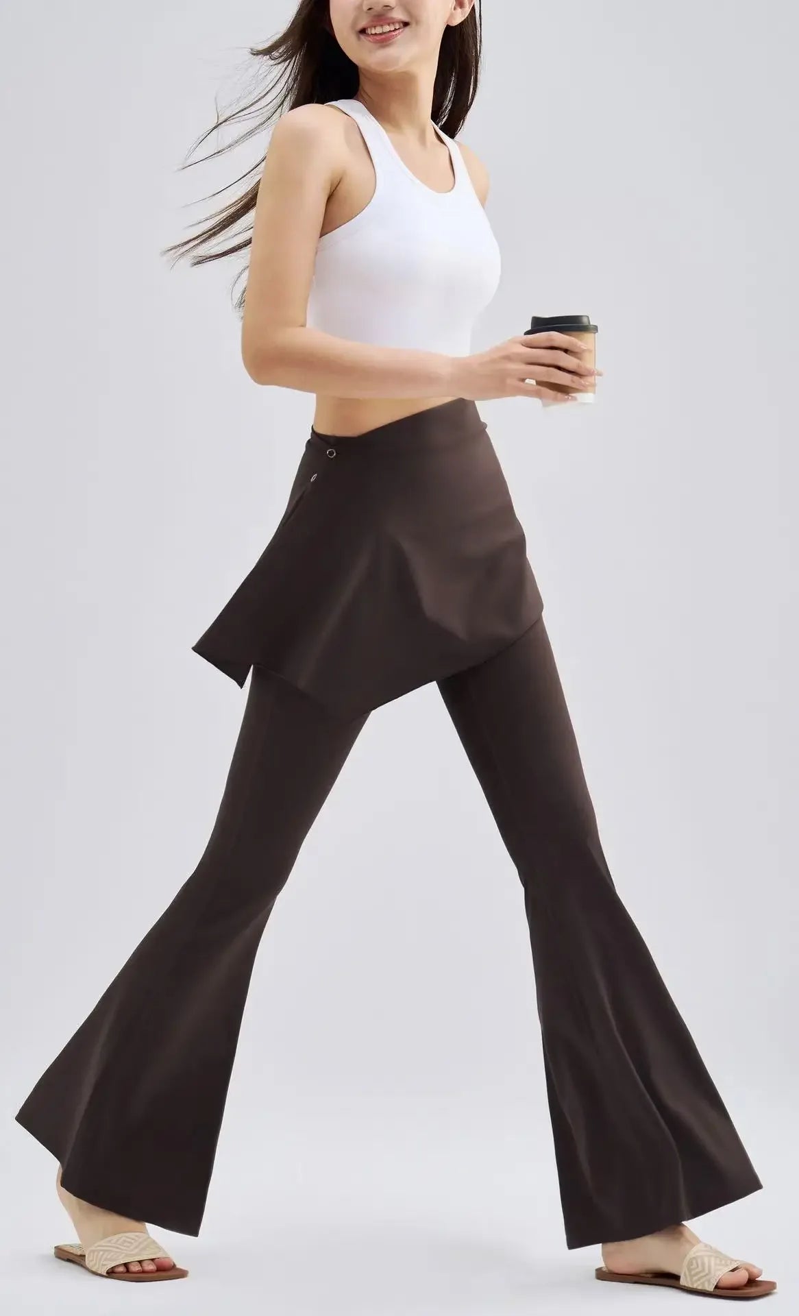 Legging de sport Pilates taille haute Beauté & Santé, tissu extensible noir, adapté à l'entraînement et à la détente.