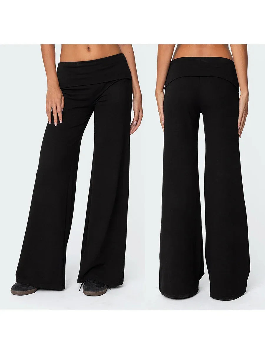 Leggings de yoga décontractés Beauté & Santé, coupe évasée, tissu confortable, portés en position assise sur un fond neutre.