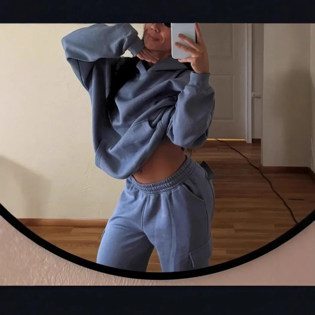 Leggings decontractés à jambe droite avec poches, style streetwear, de la marque Beauté & Santé, porté avec un haut blanc.