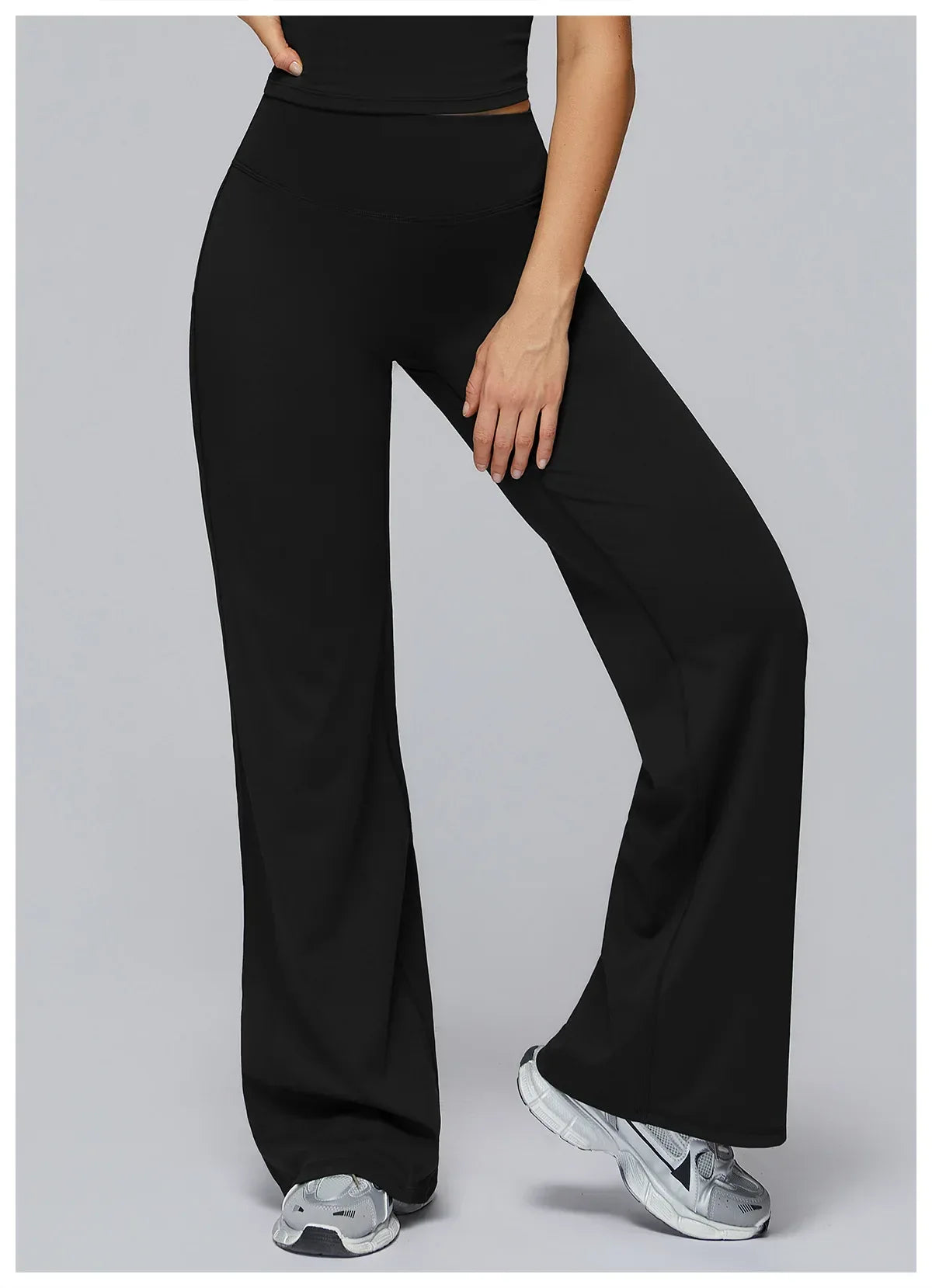 Legging de yoga évasé taille haute de Beauté & Santé, gainant et confortable, en tissu extensible noir.