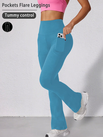 Legging évasé taille haute avec poches pour femme, en tissu extensible, de la marque Beauté & Santé, porté en extérieur.