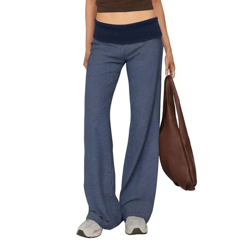 Leggings de yoga décontractés Beauté & Santé, coupe évasée, tissu confortable, porté avec haut de sport, vue de face.
