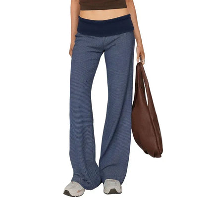 Leggings de yoga décontractés Beauté & Santé, coupe évasée, tissu confortable, porté avec haut de sport, vue de face.