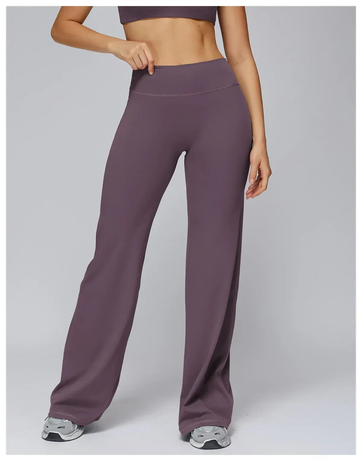 Leggings de yoga évasés taille haute et gainants de la marque Beauté & Santé, en tissu noir avec une coupe ajustée.