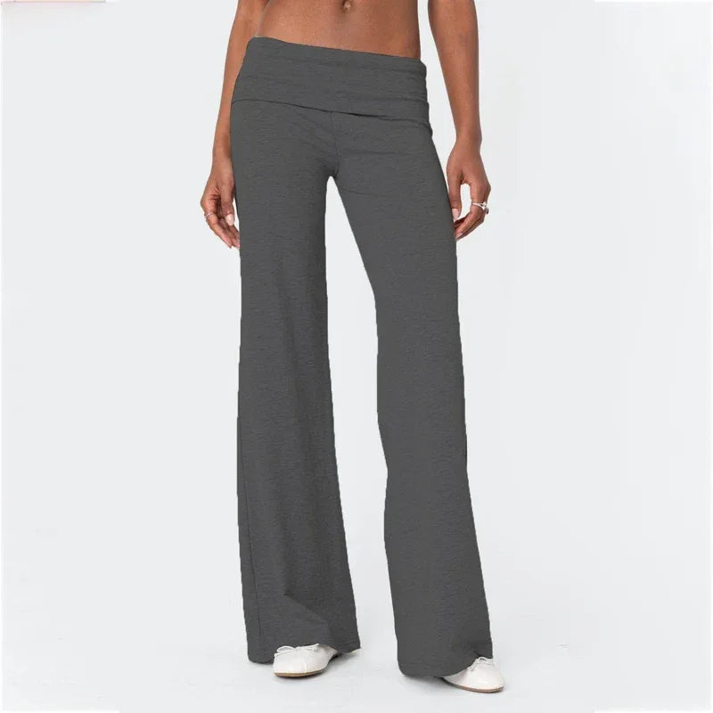 Leggings de yoga décontractés Beauté & Santé, coupe évasée, tissu confortable, porté en séance de yoga ou détente.