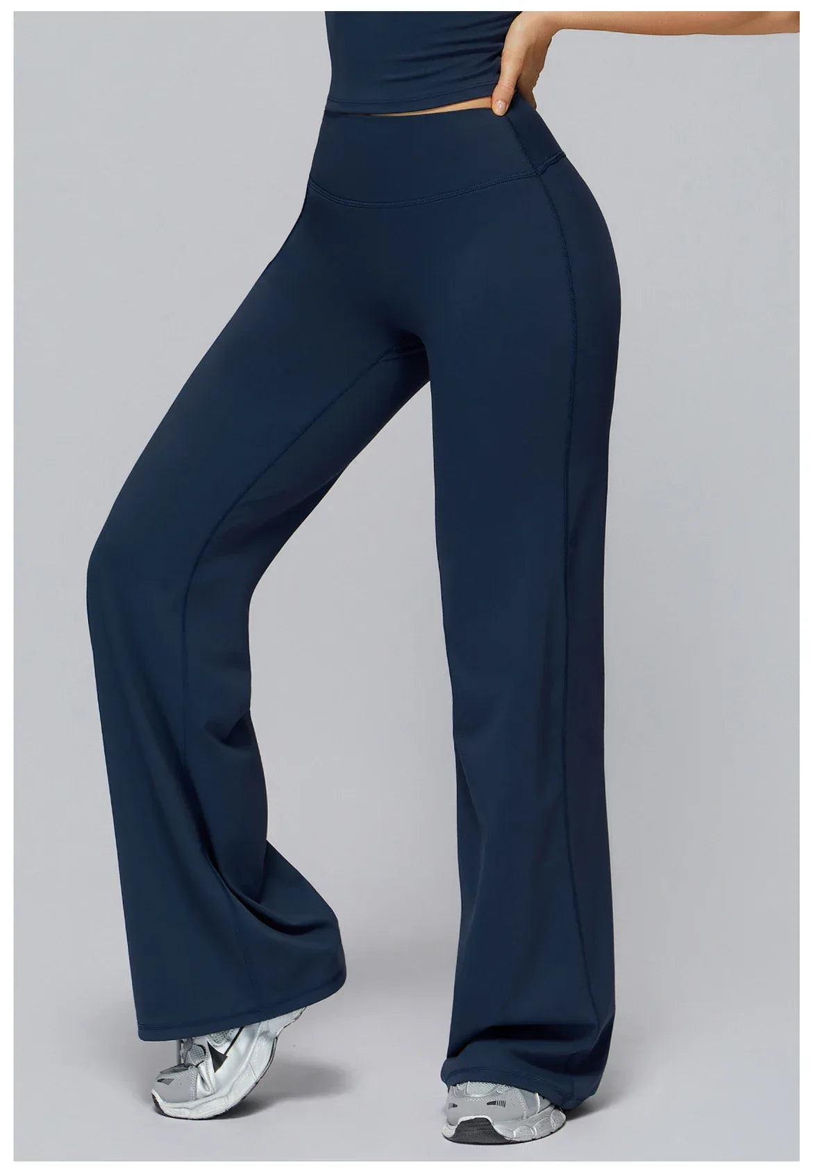 Legging de yoga taille haute évasé de la marque Beauté & Santé, gainant, en tissu extensible et confortable, noir.