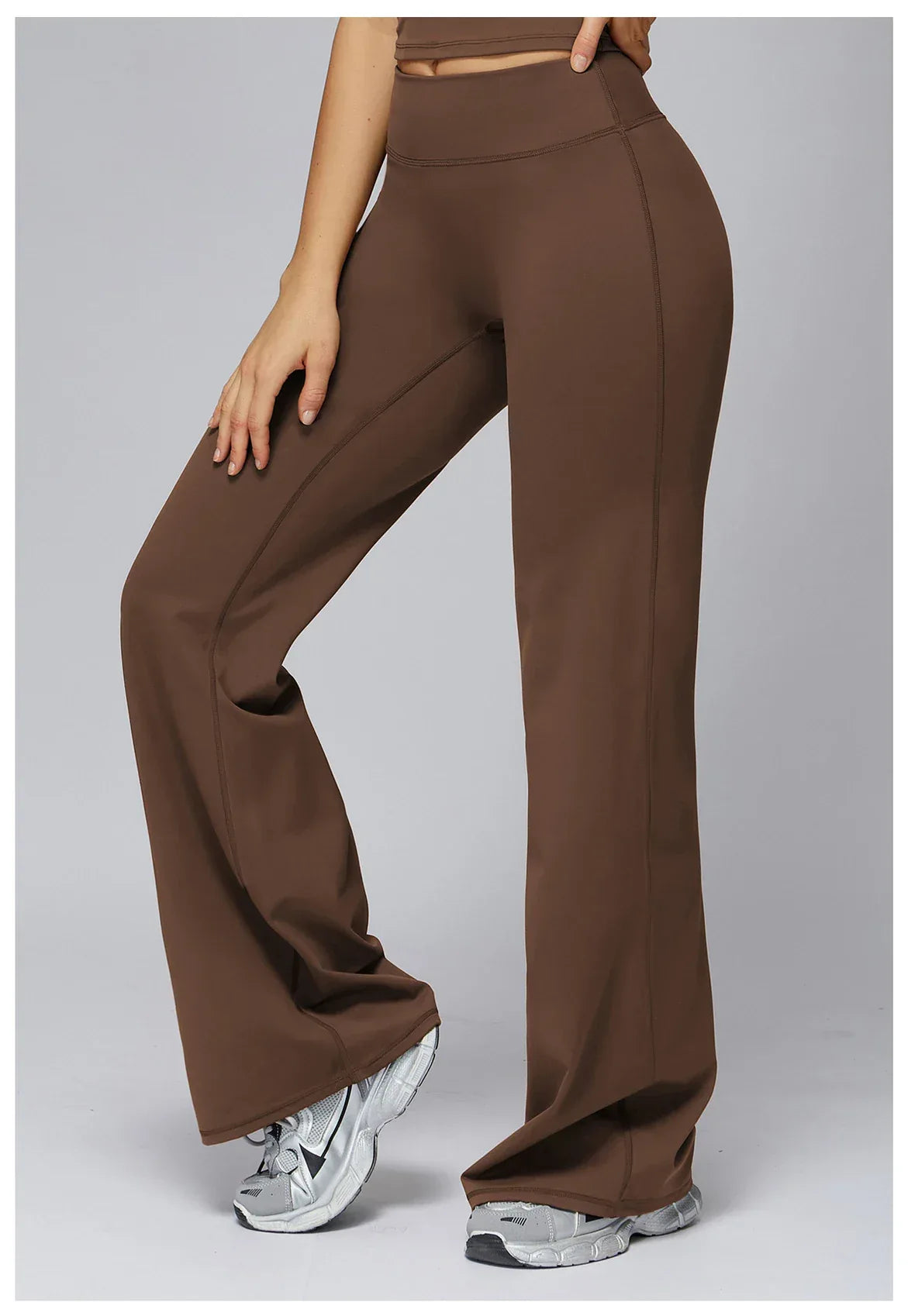 Leggings de yoga évasés taille haute et gainants de la marque Beauté & Santé, en tissu noir avec finition élégante.