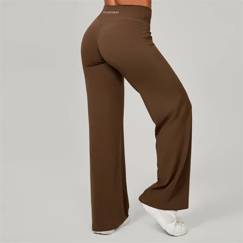 Leggings de Pilates Beauté & Santé, pantalon large et évasé pour jambes, tissu extensible et confortable, porté sur un mannequin.