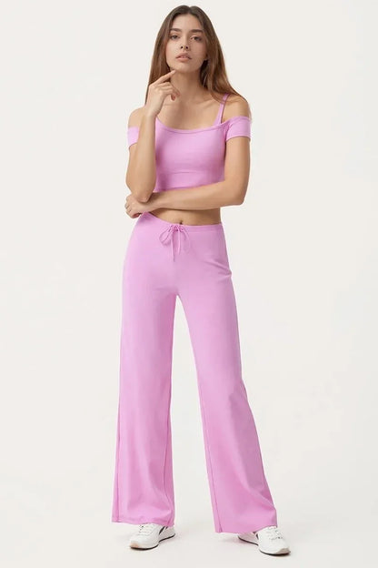 Legging de yoga Beauté & Santé avec jambe large et cordon de serrage, tissu extensible pour confort et style sportif.