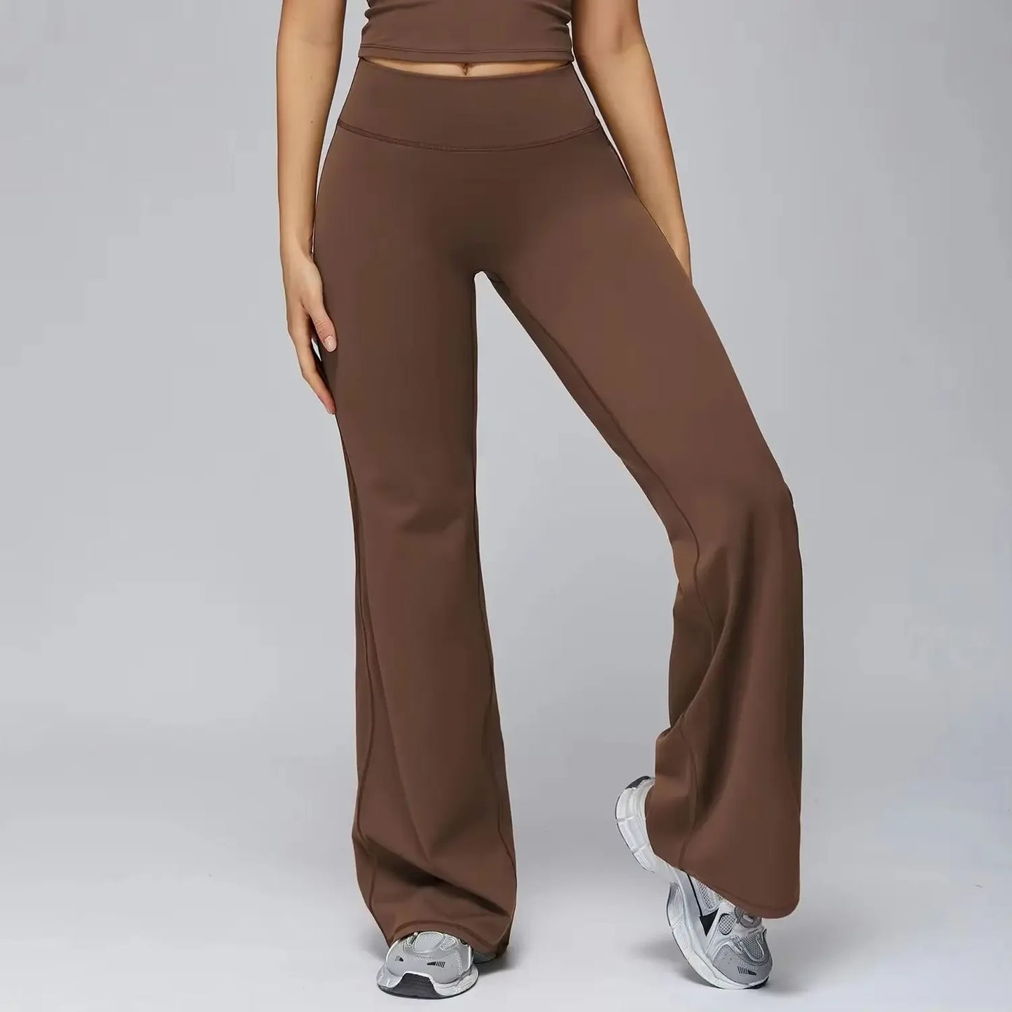 Leggings de yoga évasés taille haute de Beauté & Santé, gainants, en tissu noir avec finition élégante visible sur l'image.