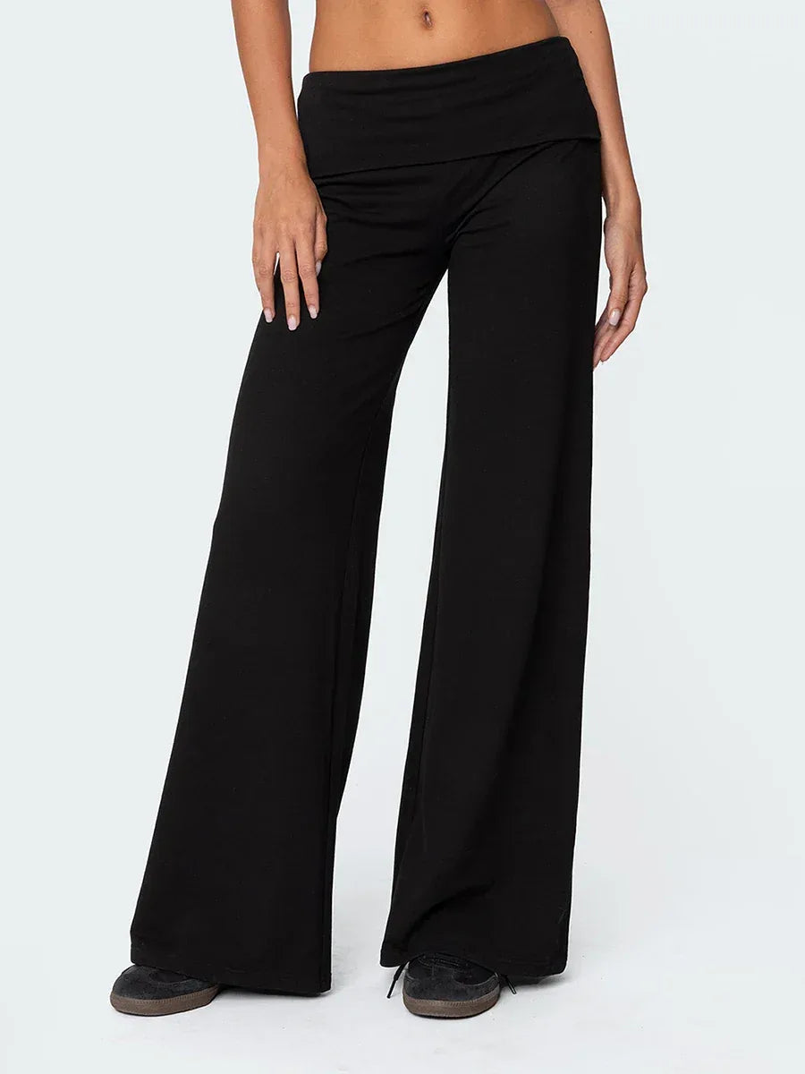 Leggings de yoga décontractés de la marque Beauté & Santé, coupe évasée et confortable, porté pour exercice ou détente.