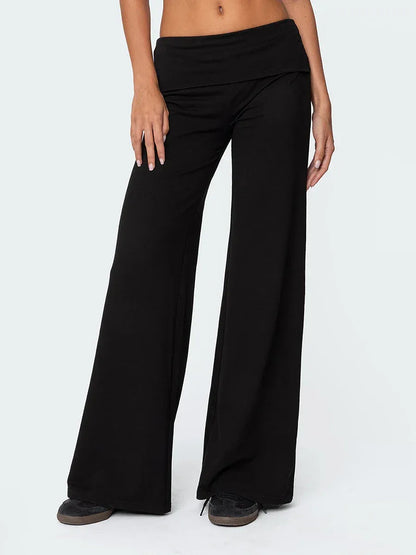 Leggings de yoga décontractés de la marque Beauté & Santé, coupe évasée et confortable, porté pour exercice ou détente.