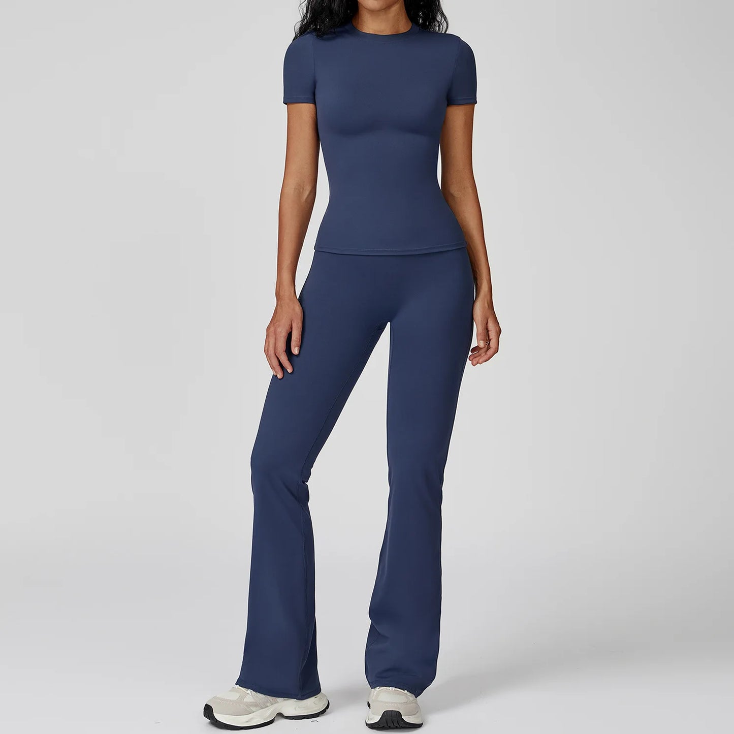 Leggings de yoga 2 pièces manches longues de Beauté & Santé, tissu extensible et confortable, porté avec haut assorti.