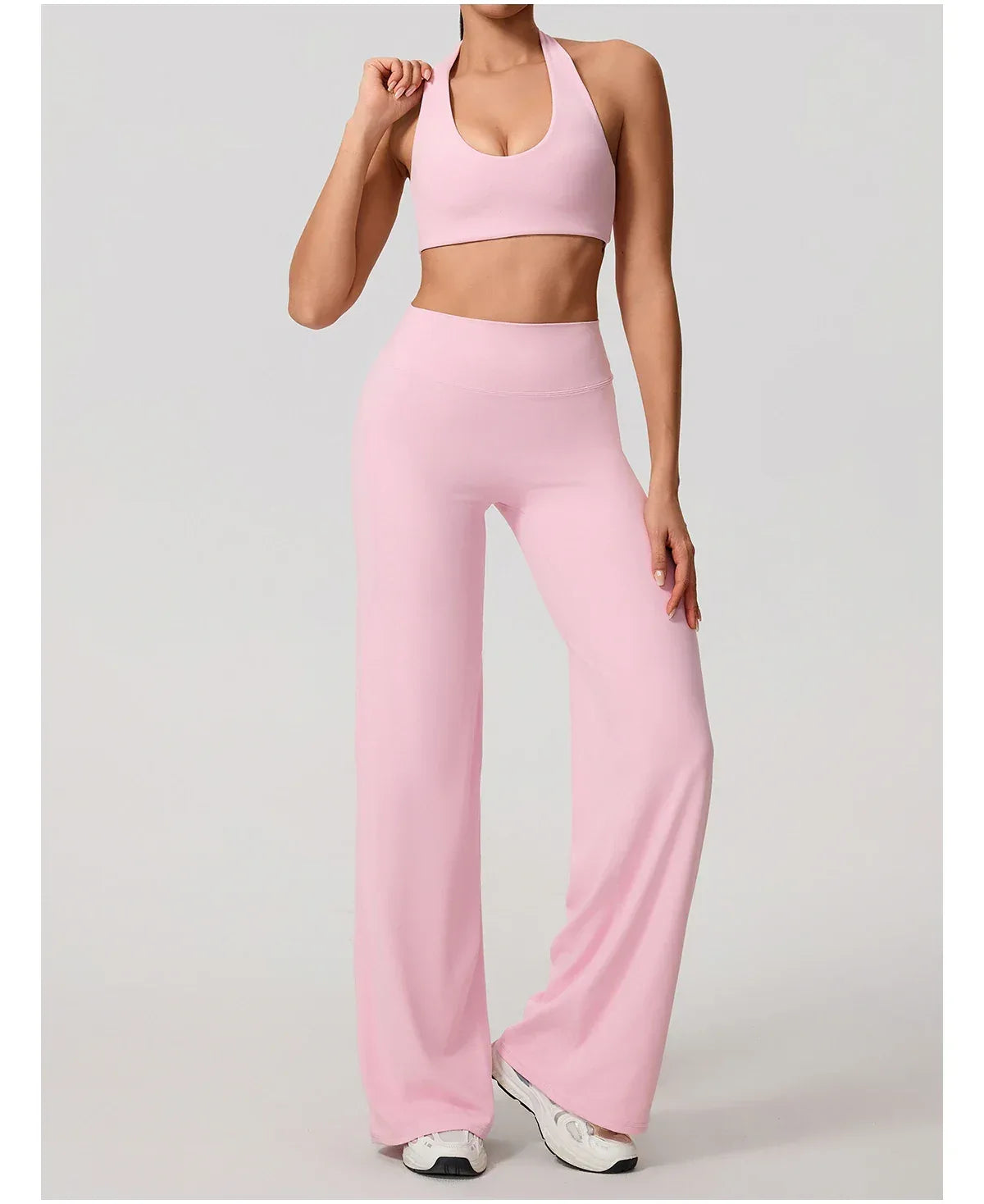 Legging de yoga sportif et décontracté de la marque Beauté & Santé, coupe évasée, tissu confortable, porté en position décontractée.