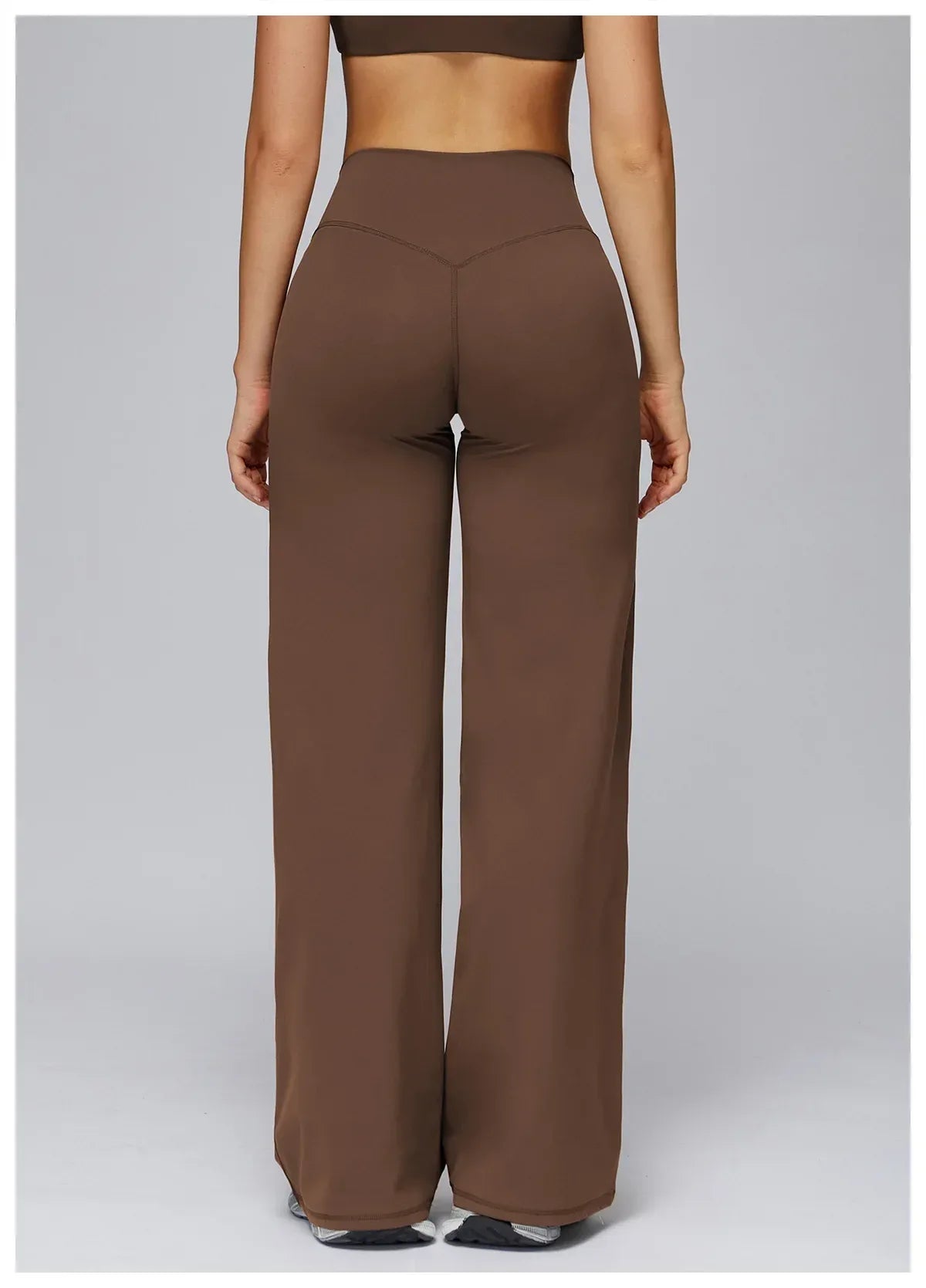 Legging de yoga taille haute évasé, gainant, de la marque Beauté & Santé, en tissu extensible noir.