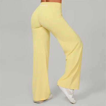 Legging pantalon de Pilates Beauté & Santé, jambes larges et évasées, tissu extensible, porté avec un haut de sport blanc.