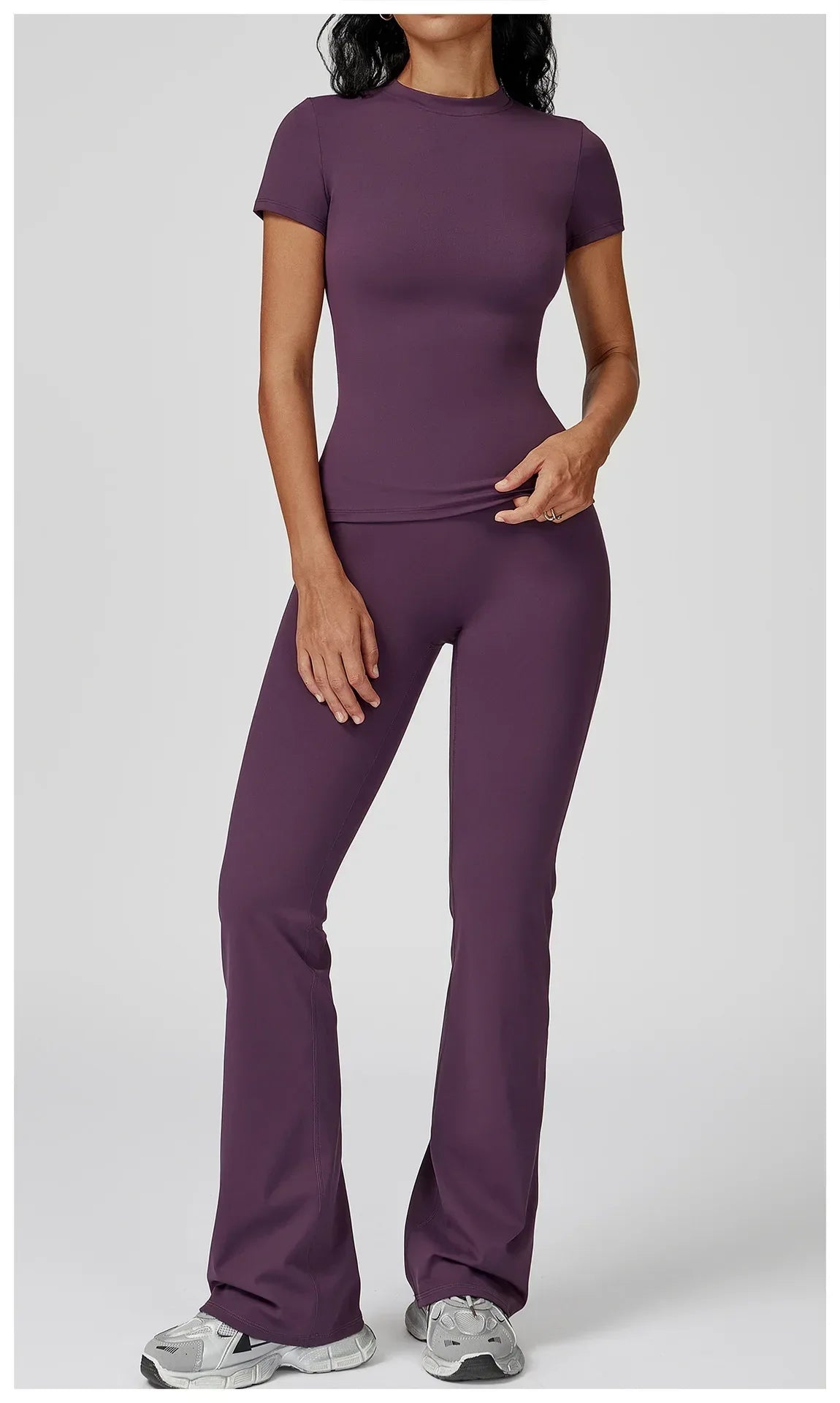 Legging et haut de yoga à manches longues de l'ensemble Beauté & Santé, tissu extensible et confortable pour la pratique sportive.
