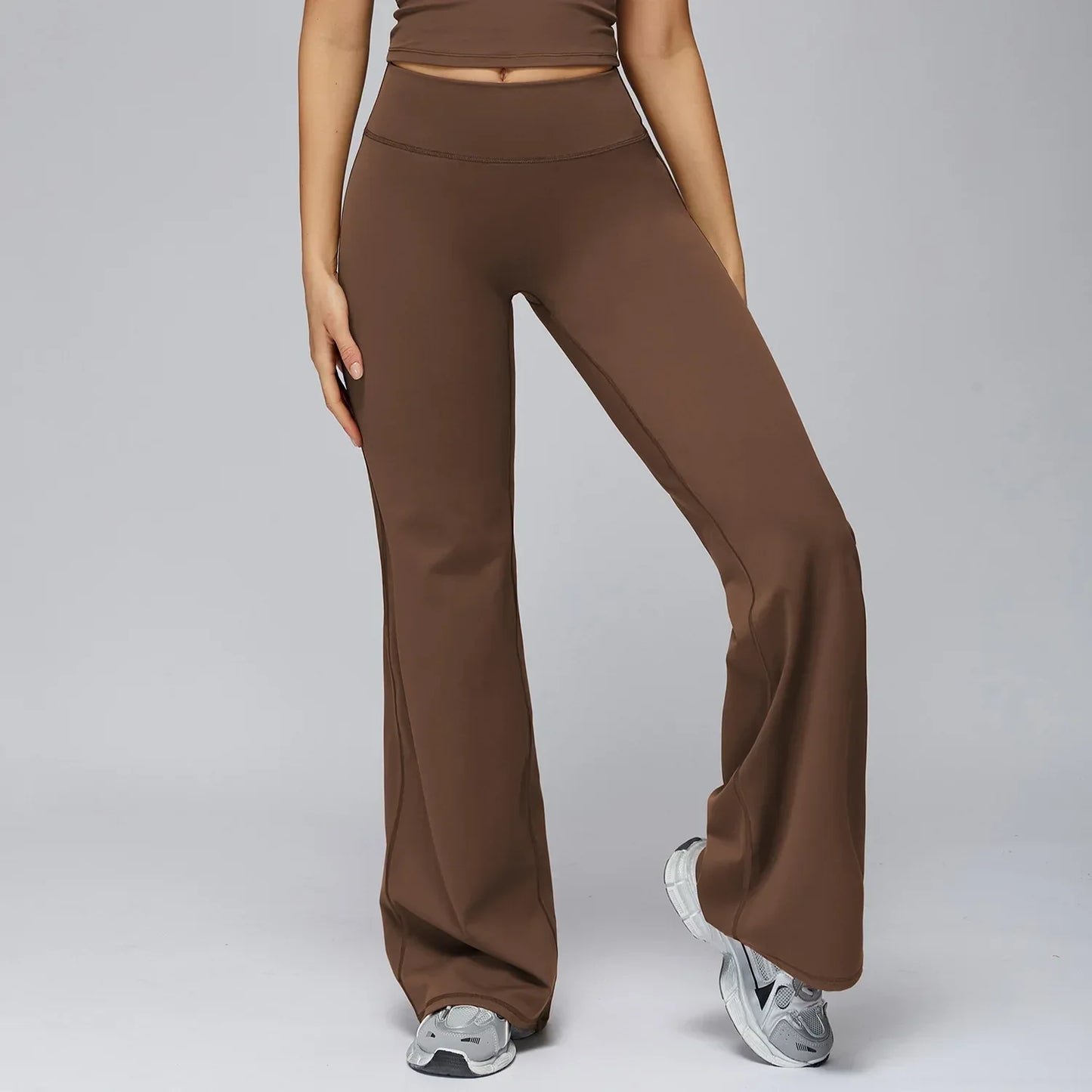 Legging de yoga évasé taille haute gainant de la marque Beauté & Santé, en tissu noir extensible et confortable.