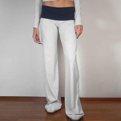 Leggings de yoga décontractés Beauté & Santé, coupe évasée, tissu confortable, porté avec une silhouette décontractée.