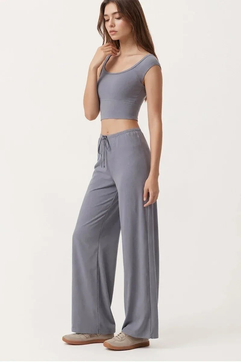 Legging de yoga Beauté & Santé avec jambe large, cordon de serrage et tissu extensible pour confort et style.