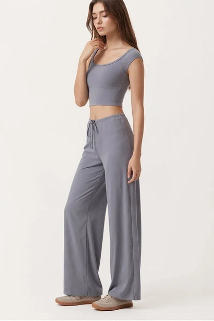 Legging de yoga Beauté & Santé avec jambe large, cordon de serrage et tissu extensible pour confort et style.